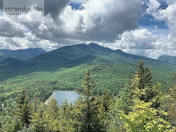 Wolken über hohen Gipfeln der Adirondack Mountains und Heart Lake in der Nähe von Lake Placid  New York State  Vereinigte Staaten von Amerika  Nordamerika