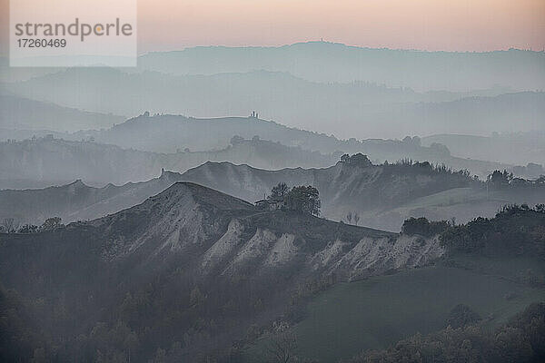 Dämmerung über Hügeln  wo viele Schichten von Nebel bedeckt sind  Emilia Romagna  Italien  Europa