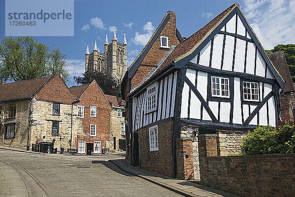 Blick auf die gepflasterte Michaelgate zur Kathedrale von Lincoln  schiefes Fachwerkhaus im Vordergrund  Lincoln  Lincolnshire  England  Vereinigtes Königreich  Europa