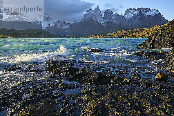 Pehoe-See und Los Cuernos del Paine  Nationalpark Torres del Paine  Provinz Ultima Esperanza  Region Magallanes und Chilenische Antarktis  Patagonien  Chile  Südamerika