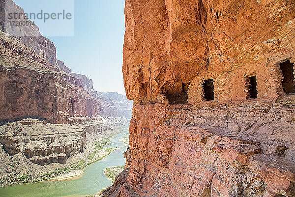 Alter Getreidespeicher von Nankoweap hoch über dem Colorado River durch den Grand Canyon  Grand Canyon National Park  UNESCO Weltkulturerbe  Arizona  Vereinigte Staaten von Amerika  Nordamerika