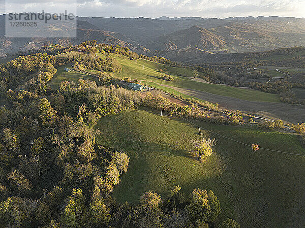 Luftaufnahme eines herbstlichen Sonnenuntergangs auf dem Lande  Emilia Romagna  Italien  Europa