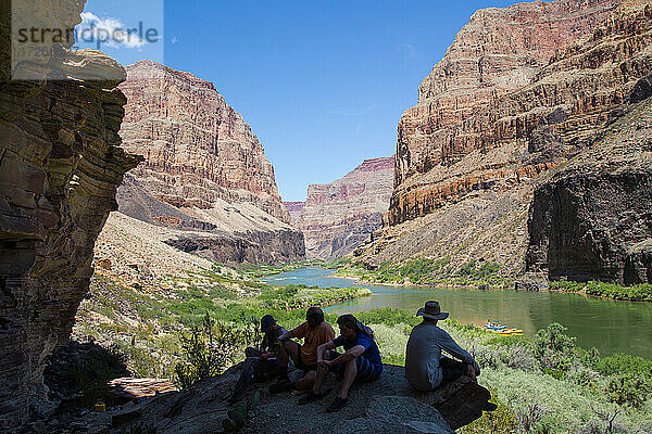 Flößer über ihren Booten auf dem Colorado River durch den Grand Canyon  Arizona  Vereinigte Staaten von Amerika  Nordamerika