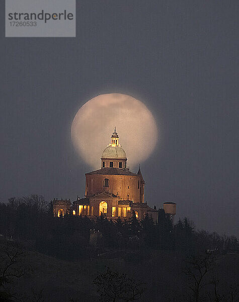 Mondaufgang hinter der Basilika San Luca  Bologna  Emilia Romagna  Italien  Europa