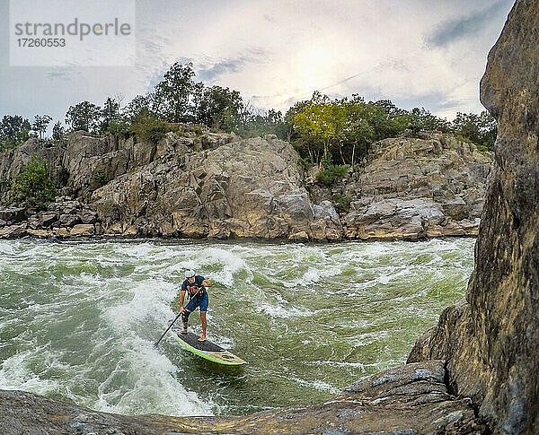Skip Brown surft auf der Odeck-Welle unterhalb von Great Falls am Potomac River  Virginia  Vereinigte Staaten von Amerika  Nordamerika