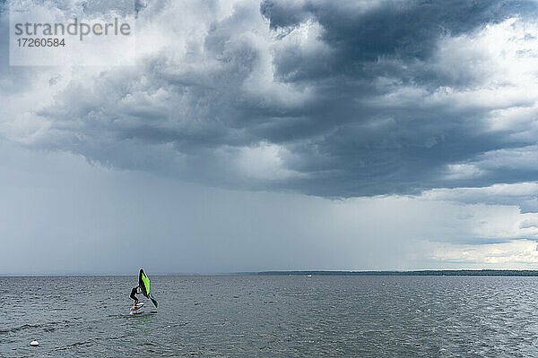 Skip Brown beim Windsurfen in ein Wetter am Sebago Lake  Maine  Vereinigte Staaten von Amerika  Nordamerika