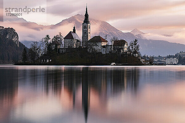 Eine Kirche auf der Insel in der Mitte des Bleder Sees bei Sonnenaufgang  Slowenien  Europa