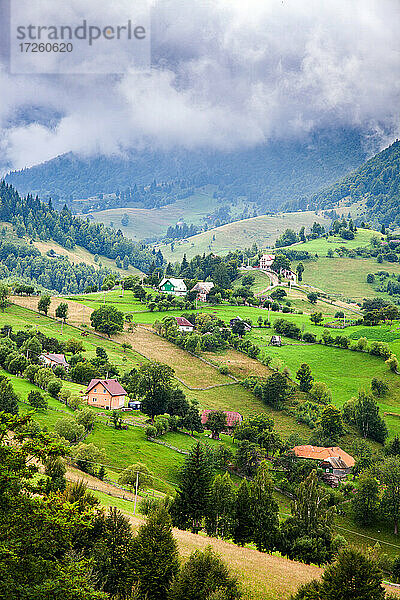 Ländliche Landschaft des Dorfes Magura  1000 Meter hoch in den Bergen  im Nationalpark Piatra Craiului  Rumänien  Europa