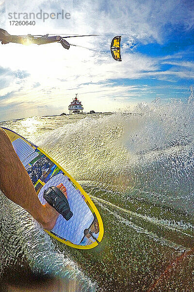 Fotograf Skip Brown kiteboardet neben dem Thomas Point Lighthouse an der Chesapeake Bay in der Nähe von Annapolis  Maryland  Vereinigte Staaten von Amerika  Nordamerika