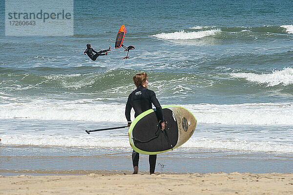 Profi-Surfer James Jenkins wischt sich auf seinem Foiling-Surfbrett in Nags Head  North Carolina  Vereinigte Staaten von Amerika  Nordamerika