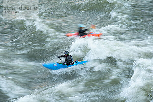 Ein Kajakfahrer surft in seinem Wildwasserboot auf den großen stehenden Wellen des Potomac River bei Great Falls  Virginia  Vereinigte Staaten von Amerika  Nordamerika