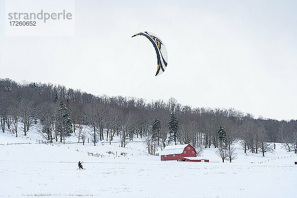 Snow Kiting auf einem schneebedeckten Farmfeld in Canaan Valley  West Virginia  Vereinigte Staaten von Amerika  Nordamerika
