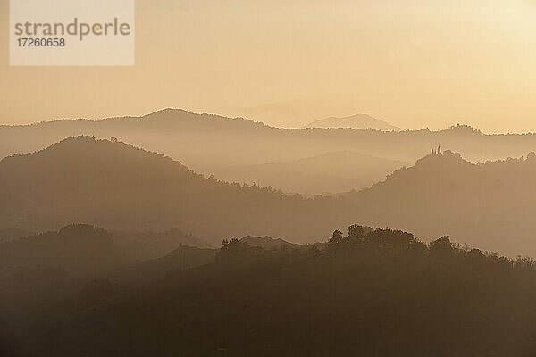 Sonnenuntergang Licht reflektiert im Nebel auf dem Land Hügel  Emilia Romagna  Italien  Europa