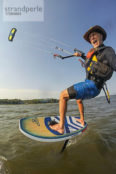 Fotograf Skip Brown auf seinem Foiling Kiteboard auf der Chesapeake Bay nahe Annapolis  Maryland  Vereinigte Staaten von Amerika  Nordamerika