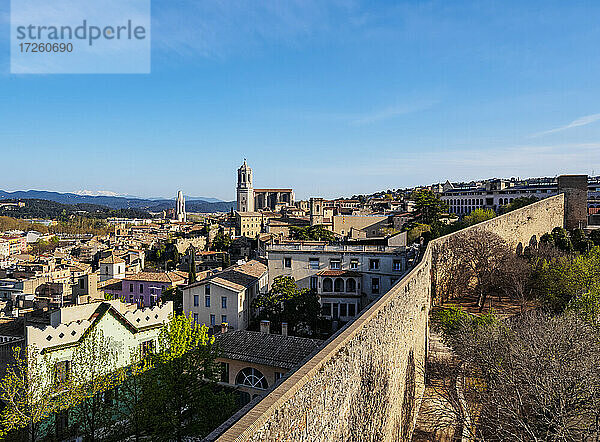 Altstadt Skyline einschließlich der Kathedrale von der Stadtmauer aus gesehen  Girona (Gerona)  Katalonien  Spanien  Europa