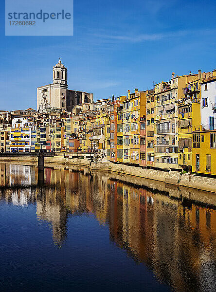 Bunte Häuser und die Kathedrale spiegeln sich im Fluss Onyar  Girona (Gerona)  Katalonien  Spanien  Europa