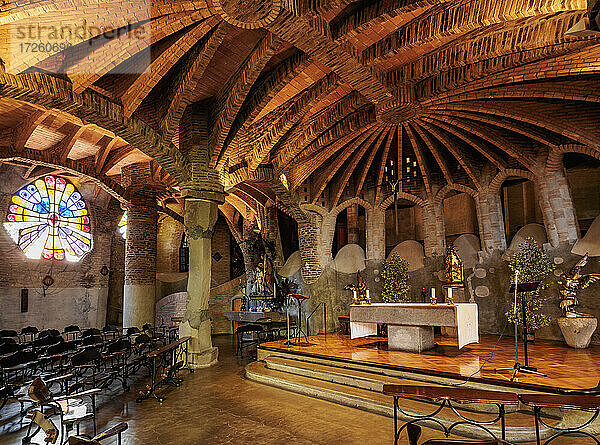 Unvollendete Antoni Gaudi Kirche  Innenraum  UNESCO Weltkulturerbe  Colonia Guell  Katalonien  Spanien  Europa