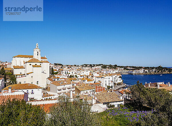 Stadtbild mit Kirche Santa Maria  Cadaques  Halbinsel Cap de Creus  Katalonien  Spanien  Europa