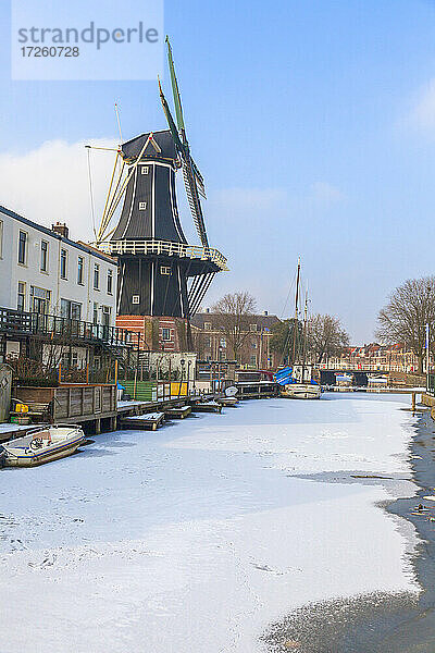 Windmühle De Adriaan entlang des zugefrorenen Kanals des Flusses Spaarne  Haarlem  Bezirk Amsterdam  Nord-Holland  Niederlande  Europa