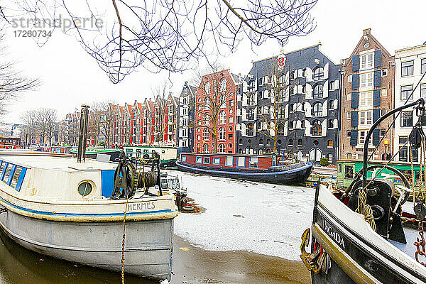 Retro-Stil bunte Kanal Häuser auf Damrak Ufer  Amsterdam  Nord-Holland  Die Niederlande  Europa