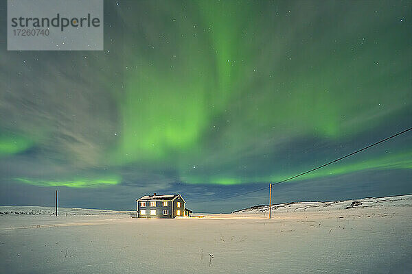 Blaues Haus und Aurora Borealis (Nordlicht)  Kongsfjord  Veidnes  Finnmark  Norwegen  Skandinavien  Europa