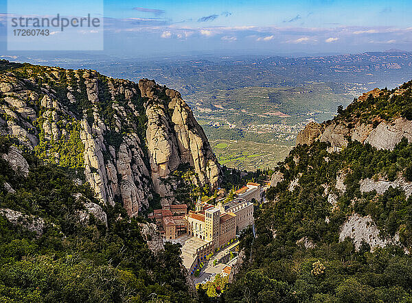 Abtei Santa Maria de Montserrat  Blick von oben  Gebirgszug Montserrat bei Barcelona  Katalonien  Spanien  Europa