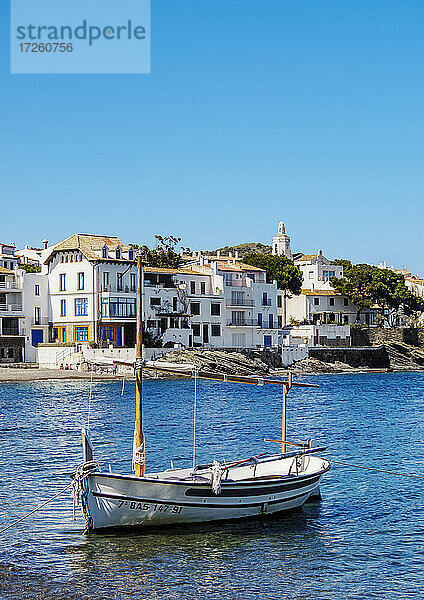 Traditionelles Fischerboot an der Küste von Cadaques  Halbinsel Cap de Creus  Katalonien  Spanien  Europa