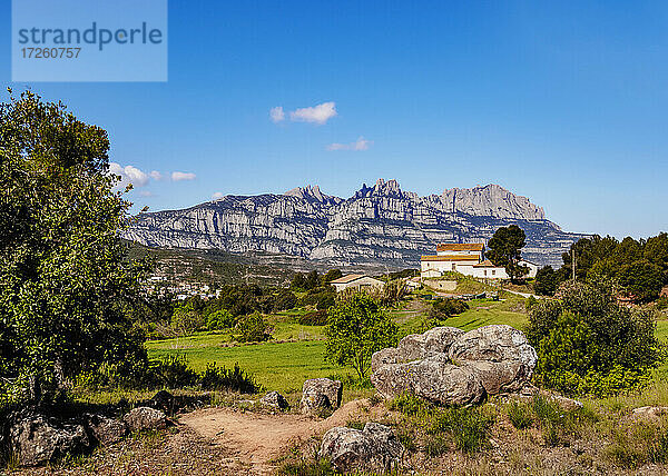 Blick auf den Montserrat  ein mehrgipfliges Gebirge bei Barcelona  Katalonien  Spanien  Europa