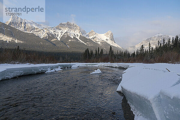 Policeman's Creek im Winter mit Ha Ling Peak bei Sonnenaufgang  Bow Valley Provincial Park  Canmore  Kanadische Rocky Mountains  Alberta  Kanada  Nordamerika