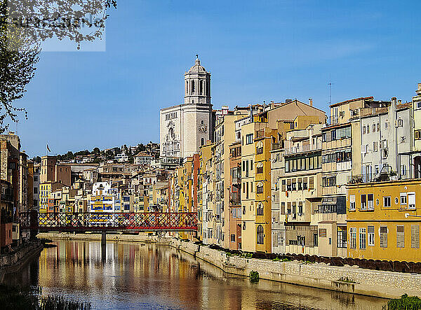 Bunte Häuser und die Kathedrale spiegeln sich im Fluss Onyar  Girona (Gerona)  Katalonien  Spanien  Europa