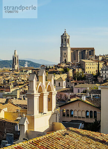 Blick über die Altstadt auf die Kathedrale von der Stadtmauer aus gesehen  Girona (Gerona)  Katalonien  Spanien  Europa