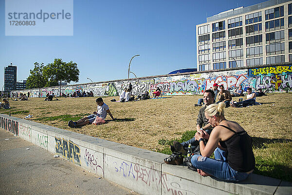 East Side Gallery Straßenkunst an der Berliner Mauer an der Spree  Berlin  Deutschland  Europa