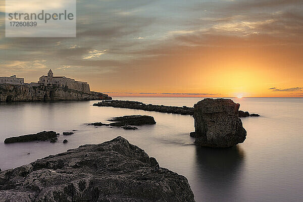 Wolken bei Sonnenaufgang über dem ruhigen Meer um Vieste  Provinz Foggia  Nationalpark Gargano  Apulien  Italien  Europa