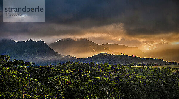 Sonnenuntergang Licht Streifung durch Berge  Kauai  Hawaii  Vereinigte Staaten von Amerika  Pazifik