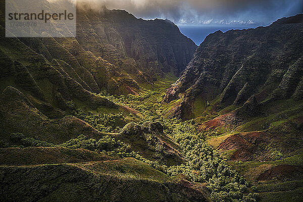 Flug durch das Nu'alolo-Tal per Hubschrauber am Abend an der NaPali-Küste  Kauai  Hawaii  Vereinigte Staaten von Amerika  Pazifik