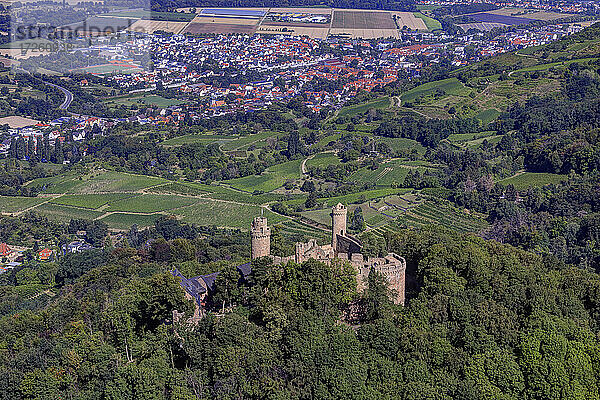 Luftaufnahme des Auerbacher Schlosses in Bensheim  Auerbach  UNESCO-Global-Geopark Bergstraße-Odenwald  Hessen  Bergstraße  Odenwald  Süddeutschland  Deutschland  Europa.