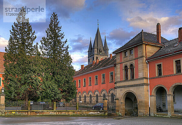 Schloss und Kirchturm der evangelischen Stadtkirche in Schwaigern im Kraichgau  Landkreis Heilbronn  Baden-Württemberg; Süddeutschland  Deutschland  Europa.