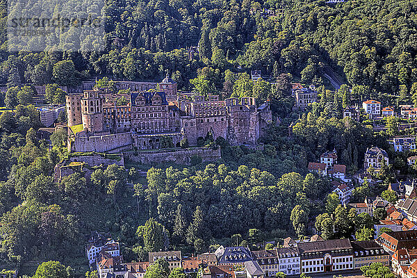 Luftaufnahme der Großstadt Heidelberg mit dem Heidelberger Schloss  UNESCO-Global-Geopark Bergstraße-Odenwald  Baden-Württemberg  Bergstraße  Odenwald  Süddeutschland  Deutschland  Europa.