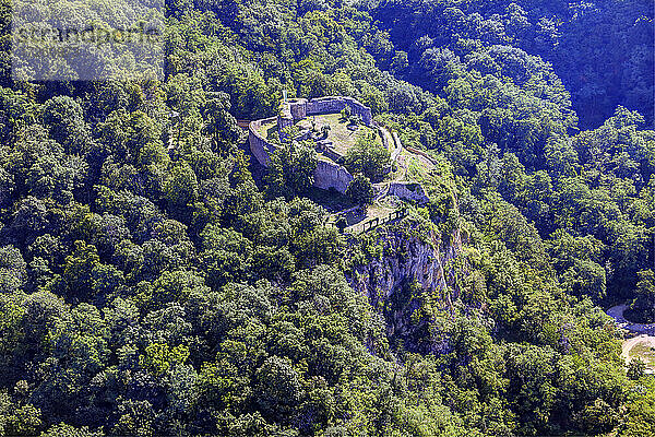 Luftaufnahme der Burg Schauenburg in Dossenheim  UNESCO-Global-Geopark Bergstraße-Odenwald  Baden-Württemberg  Bergstraße  Odenwald  Süddeutschland  Deutschland  Europa.