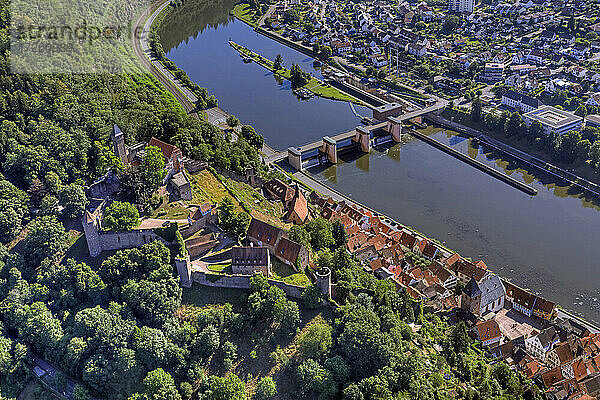 Luftaufnahme der Stadt Hirschhorn am Neckar im UNESCO-Global-Geopark Bergstraße-Odenwald  Hessen  Bergstraße  Odenwald  Süddeutschland  Deutschland  Europa.