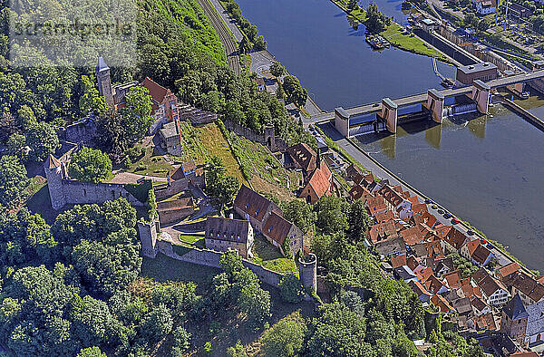 Luftaufnahme der Stadt Hirschhorn am Neckar im UNESCO-Global-Geopark Bergstraße-Odenwald  Hessen  Bergstraße  Odenwald  Süddeutschland  Deutschland  Europa.