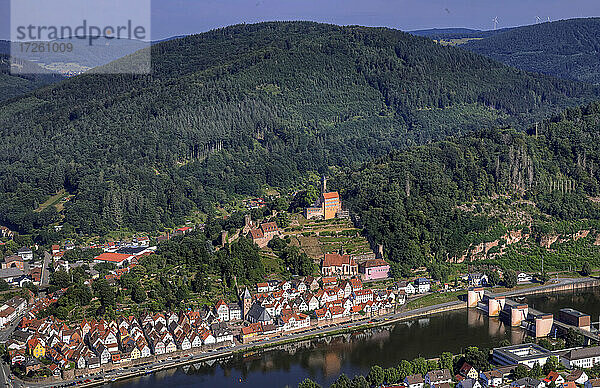 Luftaufnahme der Stadt Hirschhorn am Neckar im UNESCO-Global-Geopark Bergstraße-Odenwald  Hessen  Bergstraße  Odenwald  Süddeutschland  Deutschland  Europa.