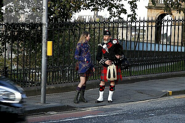 Mann und Frau  Schotte  Schottenrock  Kilt  Tartan  Sporran  Bürgersteig  Straßenszene  Altstadt  Old Town  Edinburgh  Schottland  Großbritannien  Europa