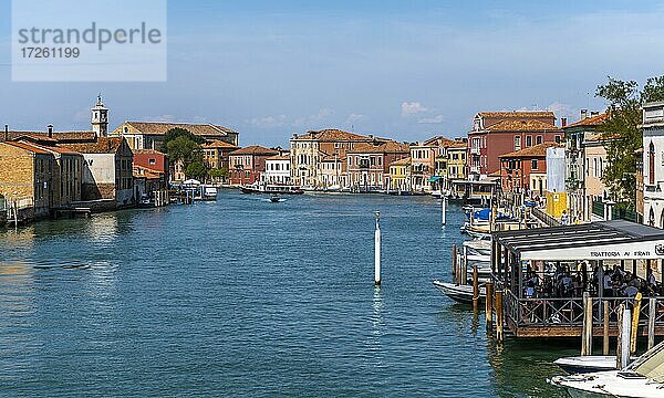Bunte Häuser und Boote am einem Kanal von Murano  Insel Murano  Venedig  Venetien  Italien  Europa