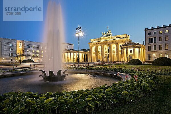 Beleuchtetes Brandenburger Tor mit Springbrunnen und dem Pariser Platz am Abend  Berlin  Deutschland  Europa