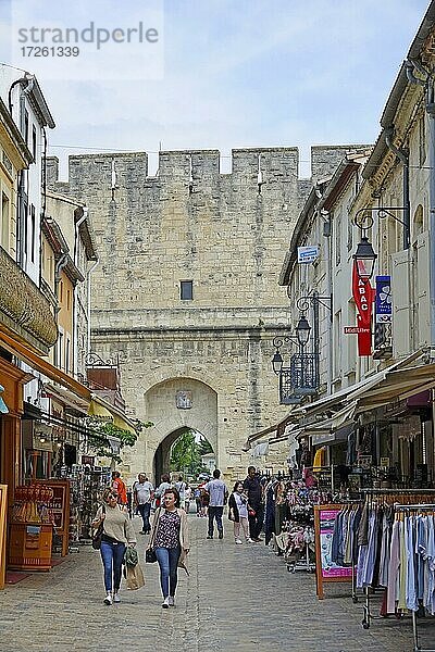 Porte de la Gardette in der nördlichen Stadtmauer  mittelalterliche Stadt Aigues-Mortes  Camargue  Departement Gard  Region Occitanie  Mittelmeer  Frankreich  Europa