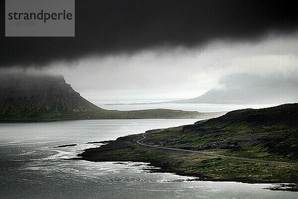 Fjord  Wolken  grauer Himmel  Barðaströnd  Vestfirðir  Westfjorde  Nord-West-Island  Island  Europa