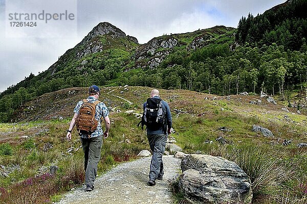 Ben A'an Wanderweg  Wanderer  Gipfel Ben A'an  The Trossachs  Loch-Lomand-and-the-Trossachs-Nationalpark  Stirling  Schottland  Großbritannien  Europa