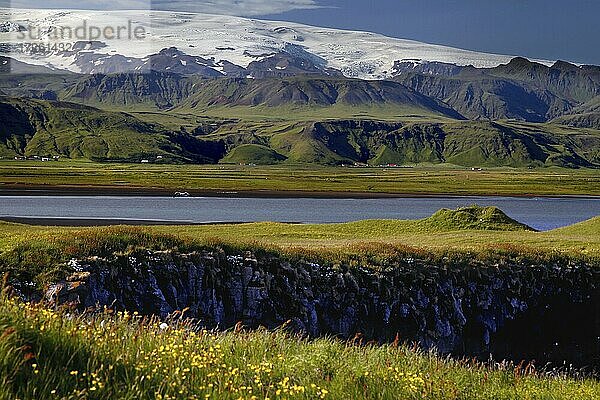 Landschaft mit Gletscher im Hintergrund  Kap Dyrhólaey  Vík  Südküste  Island  Europa