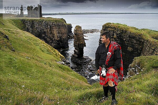 Mann im Schottenrock  Kilt  Castle Sinclair Girnigoe  Burgruine  Küste  Steilküste  Sinclairs Bay  Felsnadel  Clan Sinclair  Wick  Caithness  Keiss  Nord-Ostküste  Highlands  Hochland  Schottland  Großbritannien  Europa